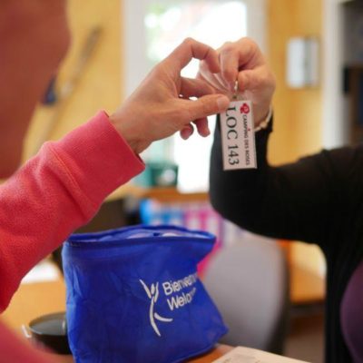 Échange de clés entre deux personnes souriantes.
