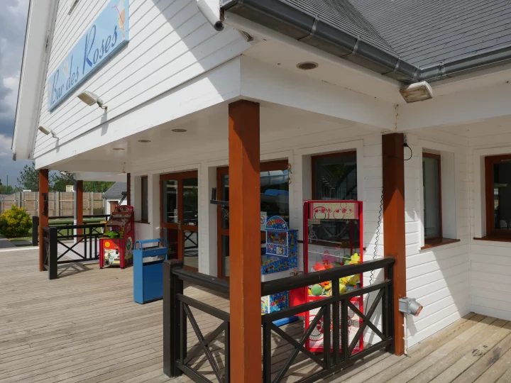 Façade d'un bar avec jeux d'arcade.