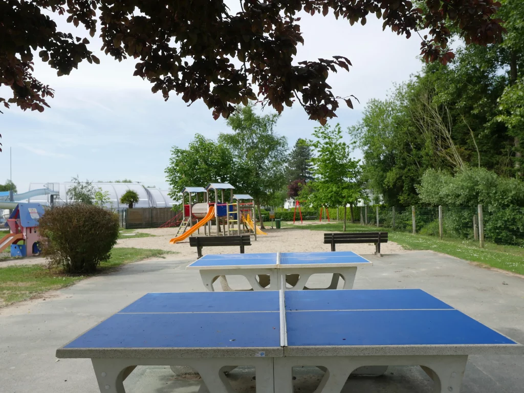 Aire de jeux avec tables de ping-pong.