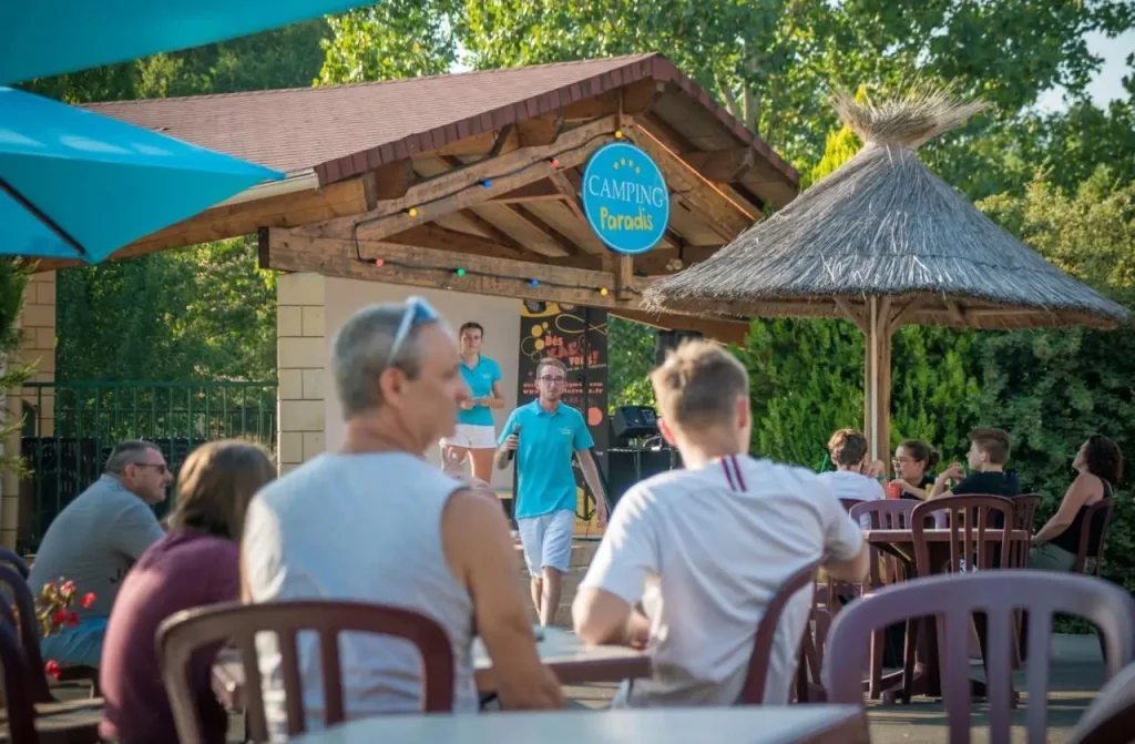 Famille profitant des animations au bar du camping des Roses