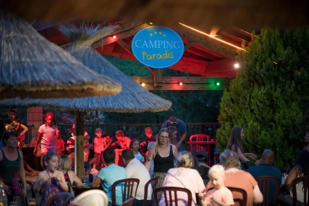 Soirée animée en plein air au camping des Roses, dans la baie de Somme