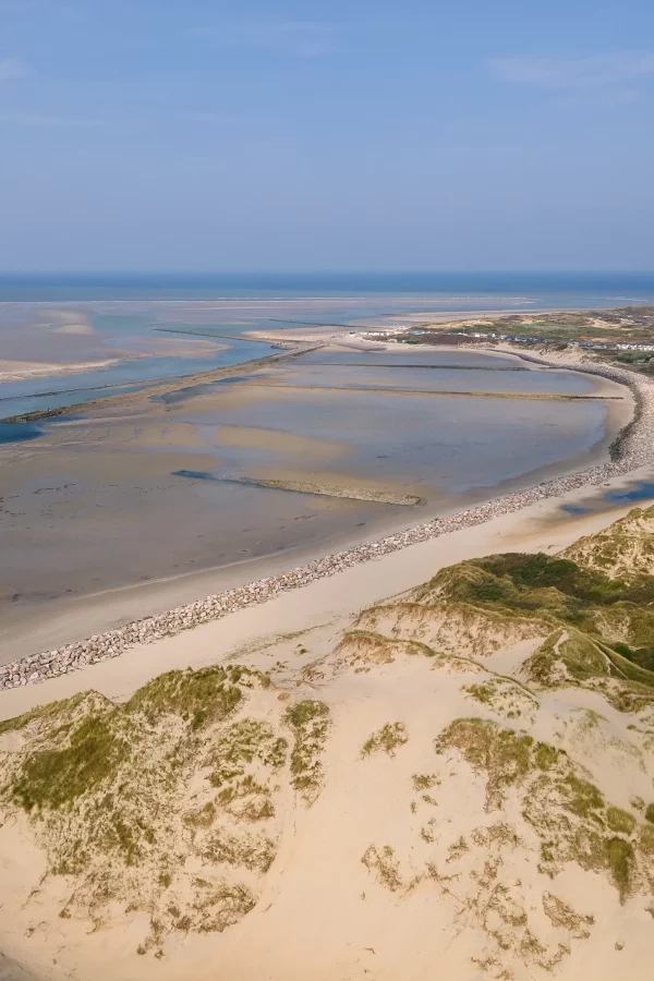 Vue aérienne d'une plage et de dunes