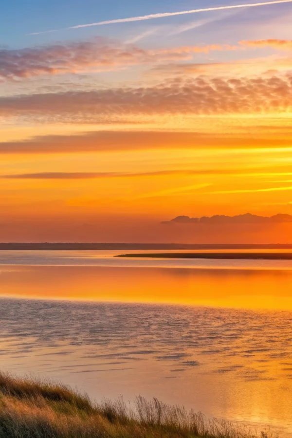 Coucher de soleil sur un lac paisible.