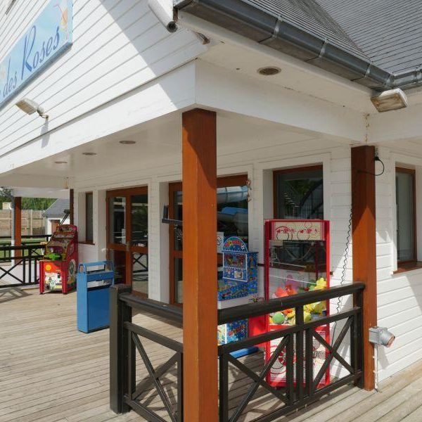 Entrée d'un bâtiment avec jeux et extérieur en bois