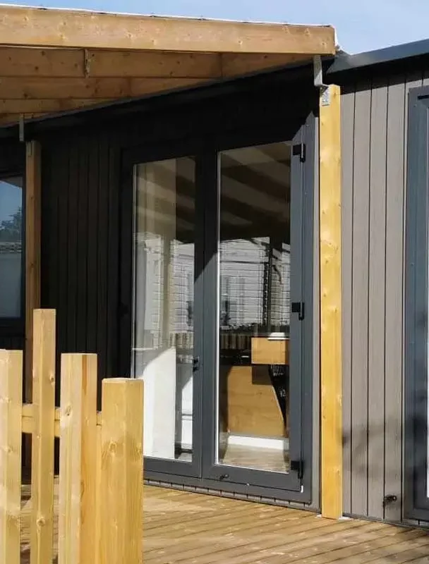Maison moderne avec patio et clôture en bois