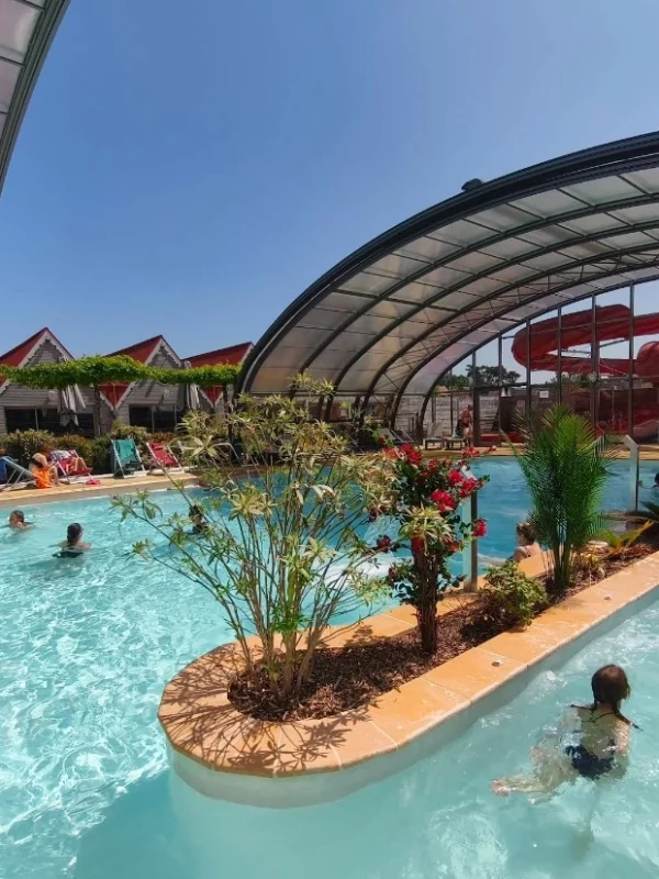 Le Camping La Prairie vous propose une très belle piscine couverte et chauffée à 28°