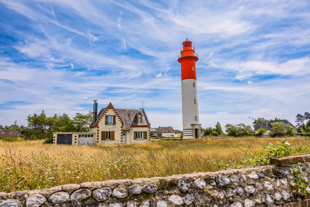 Phare rouge et blanc de la Pointe du Hourdel en Baie de Somme