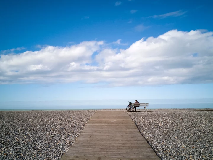 Personne sur banc face à la mer