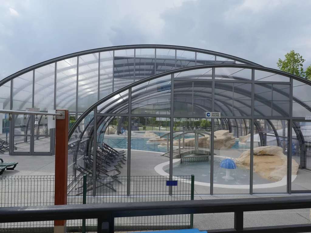 Piscine couverte moderne avec bains de soleil.