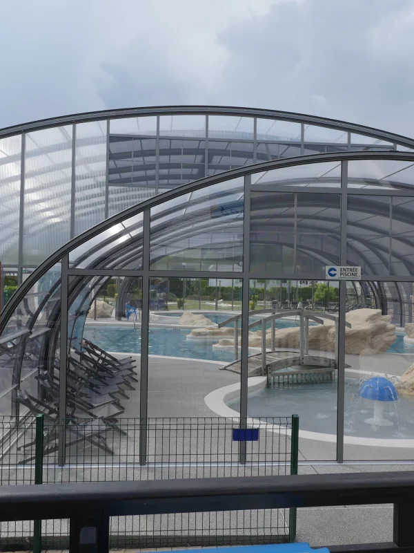 Piscine couverte moderne avec bains de soleil.