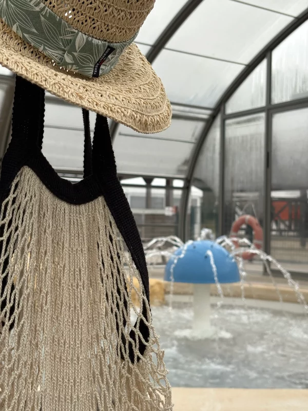 Chapeau suspendu près d'une fontaine intérieure