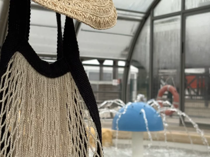 Chapeau suspendu près d'une fontaine intérieure