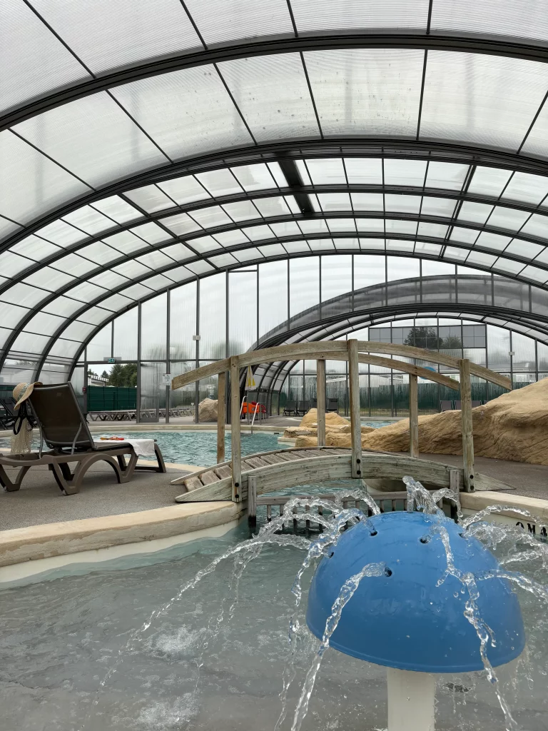 Piscine couverte avec jet d'eau bleu.