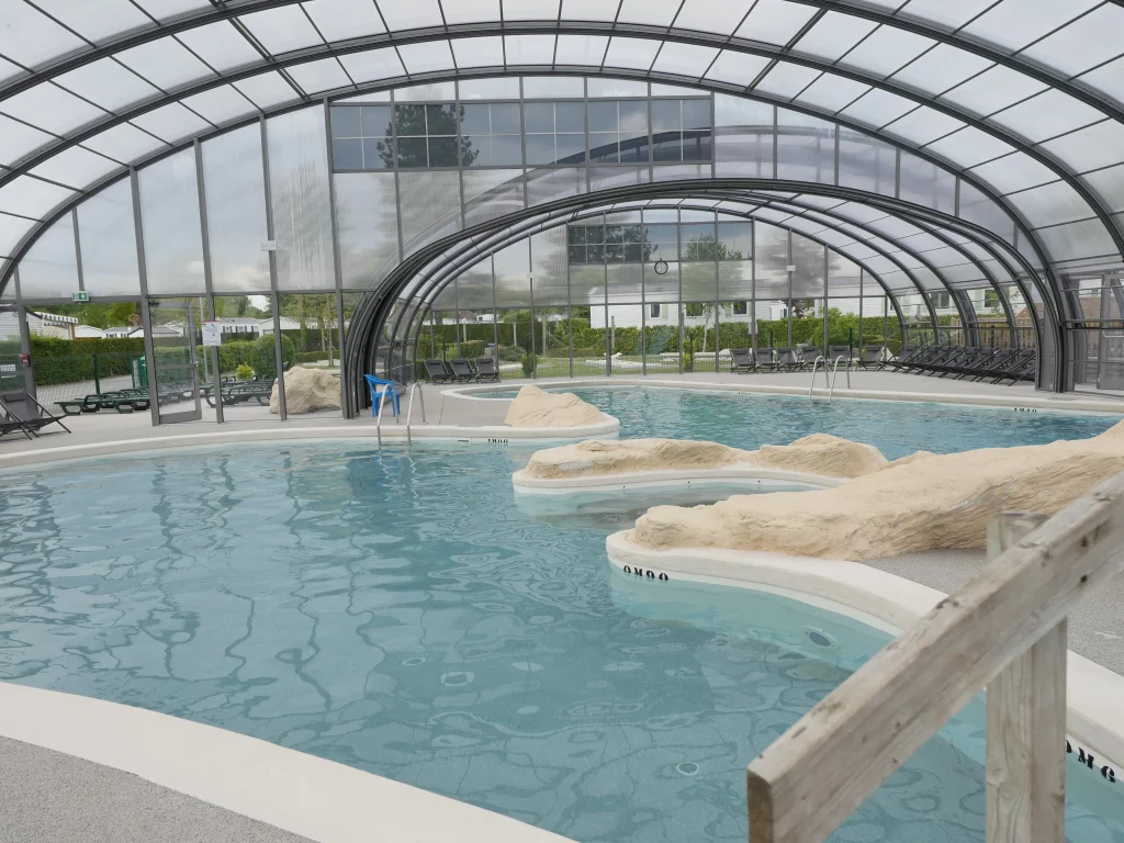 Baignade confortable dans la piscine couverte du camping des Roses, baie de Somme