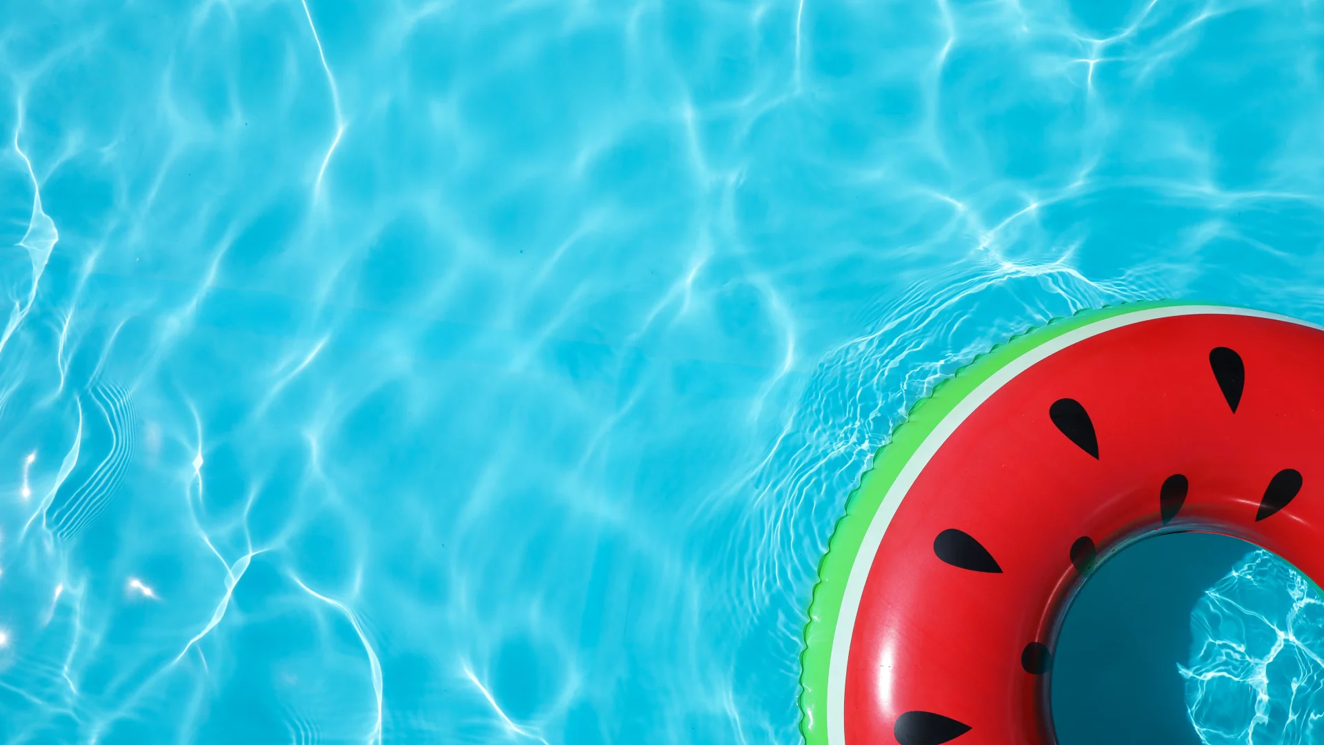 Bouée pastèque flottant dans une piscine
