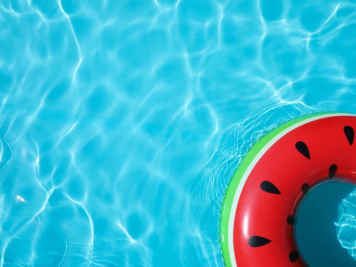 Bouée pastèque flottant dans une piscine