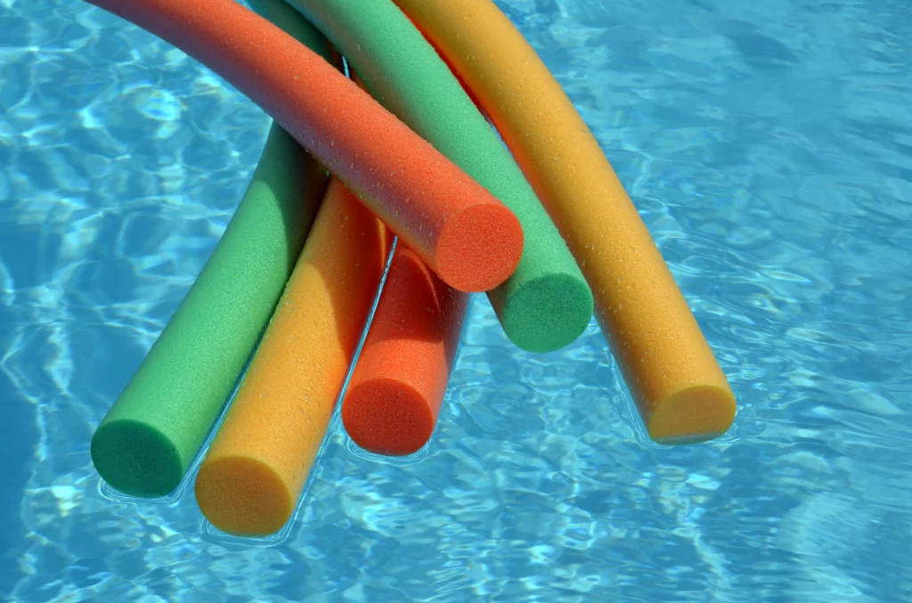 Enfants jouant avec les frites de piscine au camping des Roses, baie de Somme