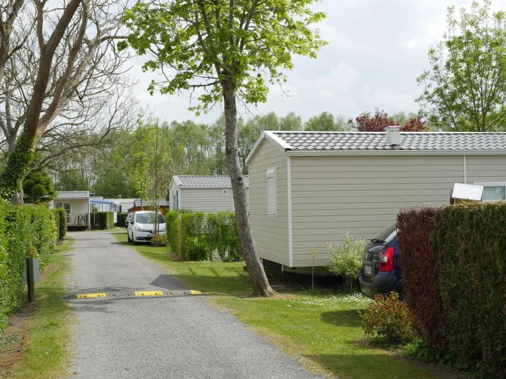 Allée de camping avec mobile-homes.