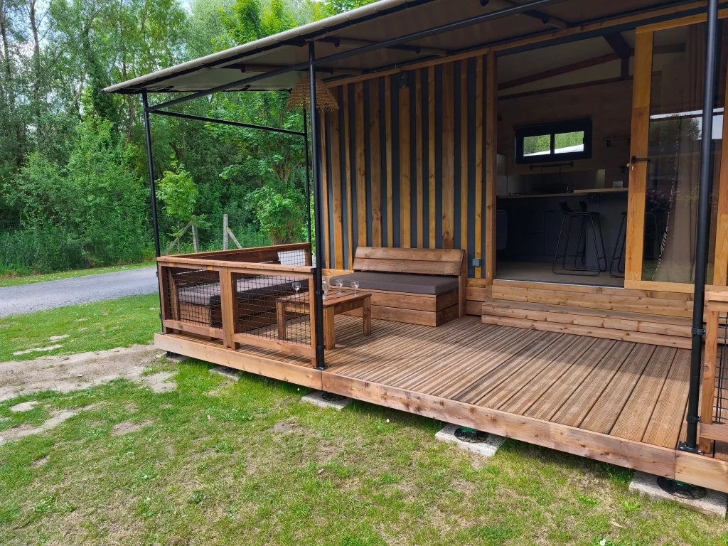 Terrasse en bois devant un logement moderne.