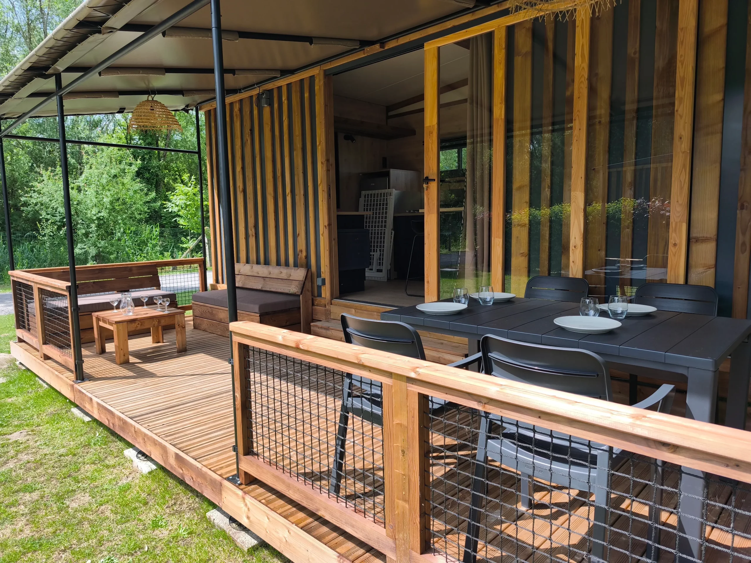 Terrasse d'un mobil-home 3 chambres adapté aux familles au camping des Roses