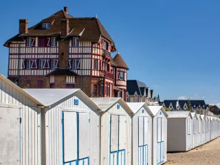 Maisons de plage colorées au bord de la mer