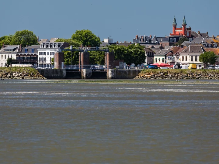 Vue d'une ville au bord de l'eau.