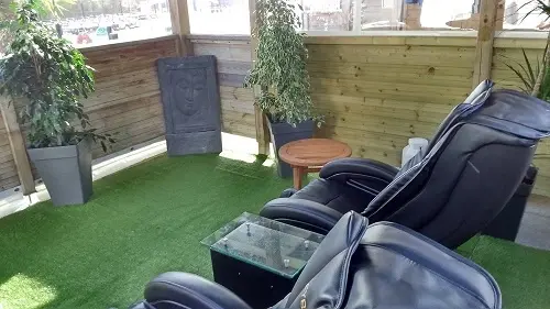 Chaises de massage dans un espace détente intérieur.