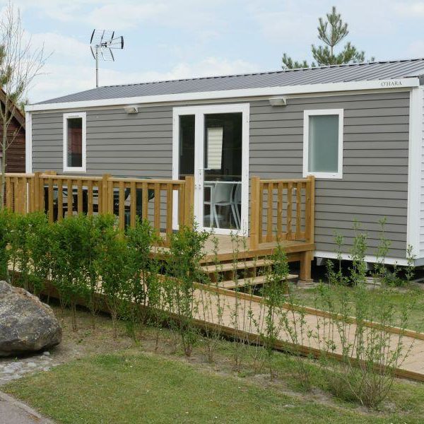 Mobil-home PMR accessible au Camping des Roses à Quend-Plage, rampe d'accès et circulation fauteuil facilitée, séjour adapté en Baie de Somme.