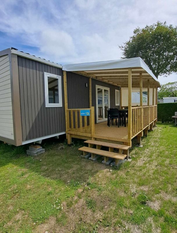 Mobilheim mit Holzterrasse.
