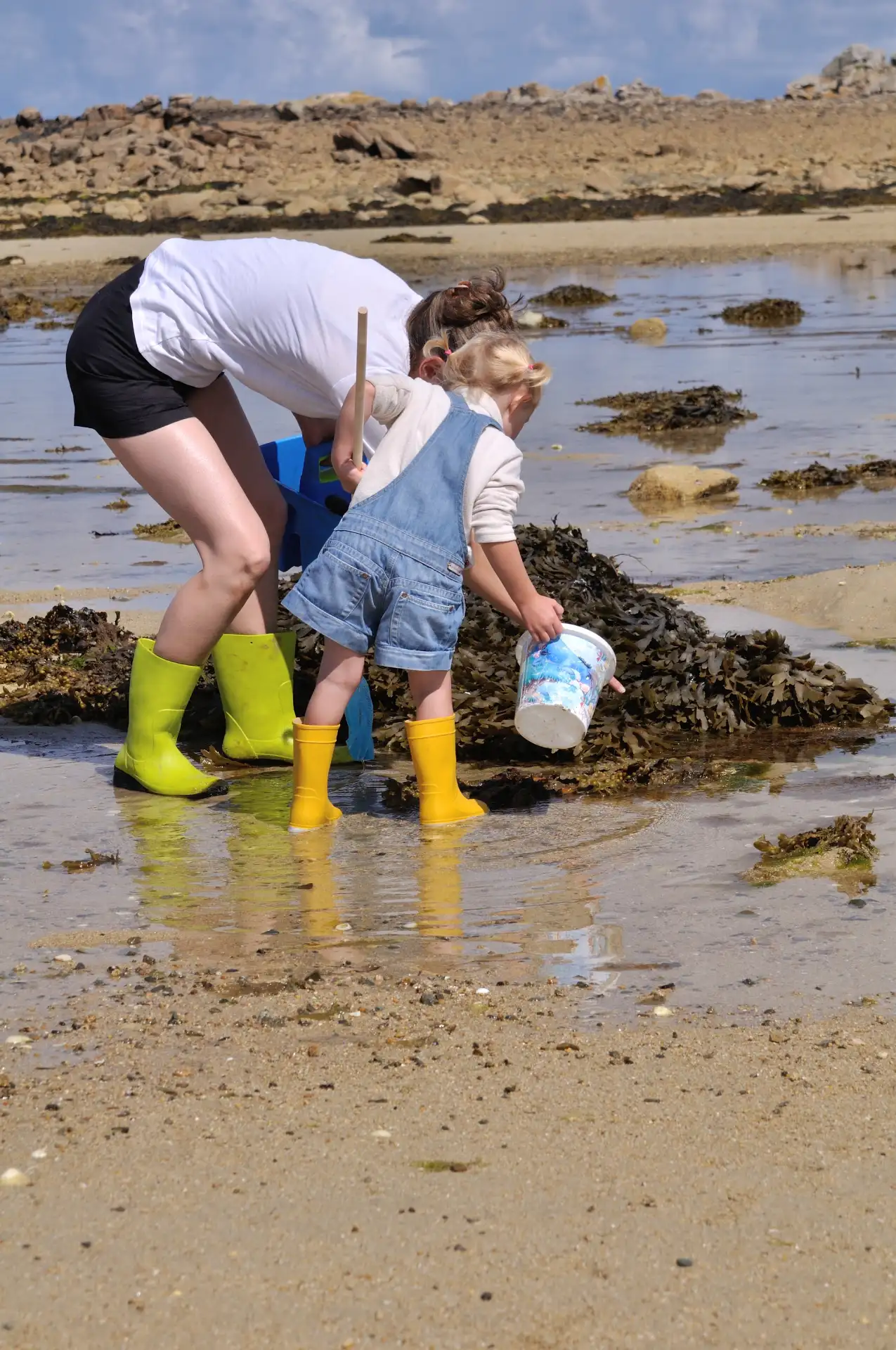 Enfants à la pêche à pied lors d'un week-end à Quend-Plage