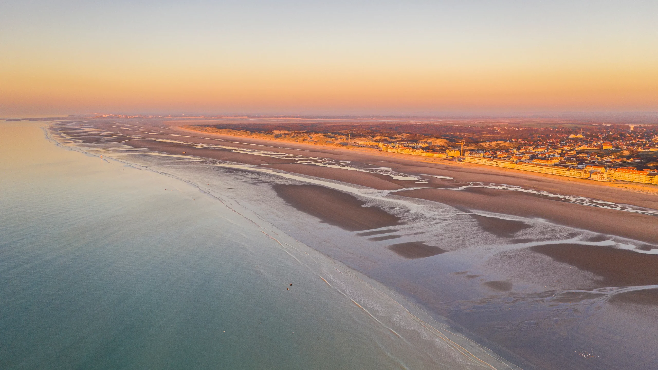 Plage au coucher de soleil, vue aérienne panoramique.
