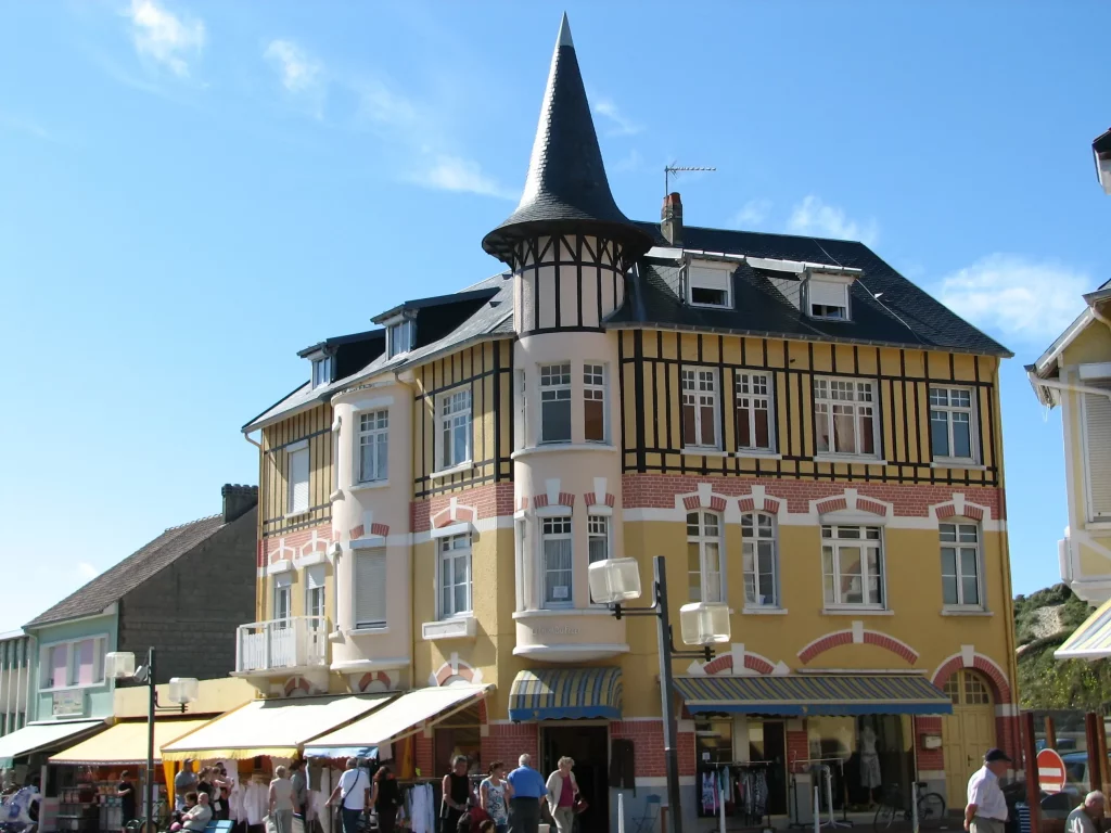 Maison à colombages avec tour et boutiques.