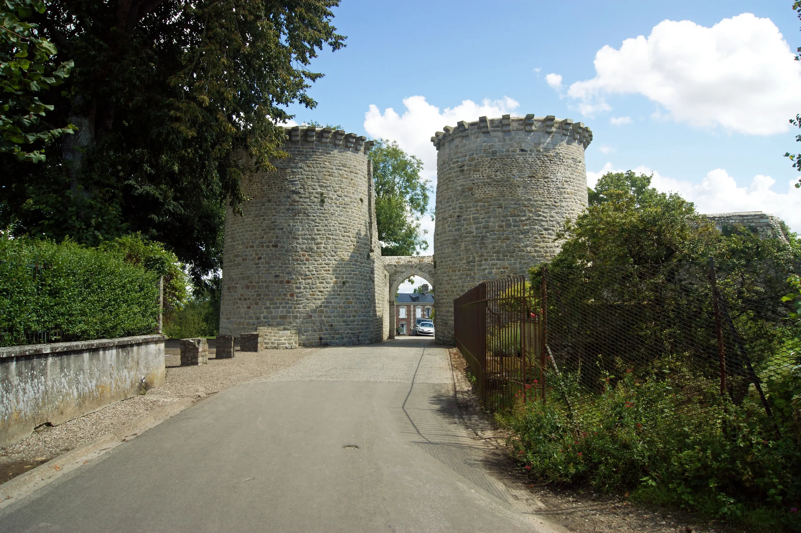 Deux tours médiévales en pierre de Saint-Valery-sur-Somme