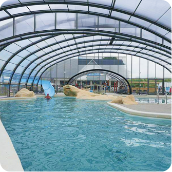 Piscine intérieure avec toits en verre.