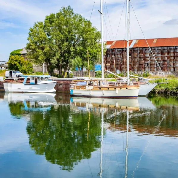 Bateaux amarrés au bord d'un canal tranquille.