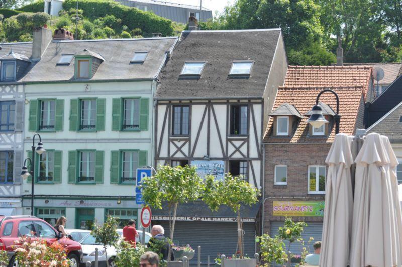 Maisons colorées dans une rue animée.