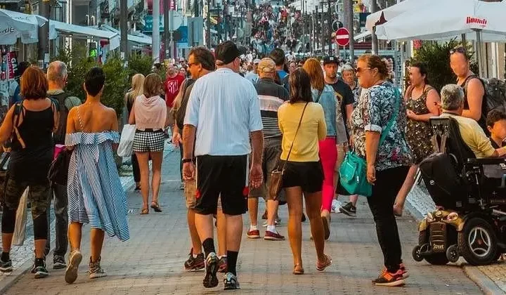 Rue animée avec de nombreux piétons.