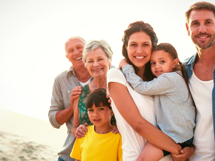 Famille souriante en plein air, moment chaleureux.