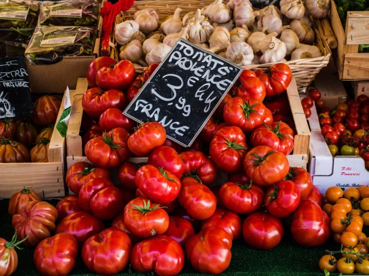 Tomates fraîches au marché, provenance France.