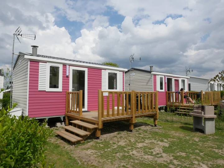 Maisons mobiles colorées avec terrasses en bois