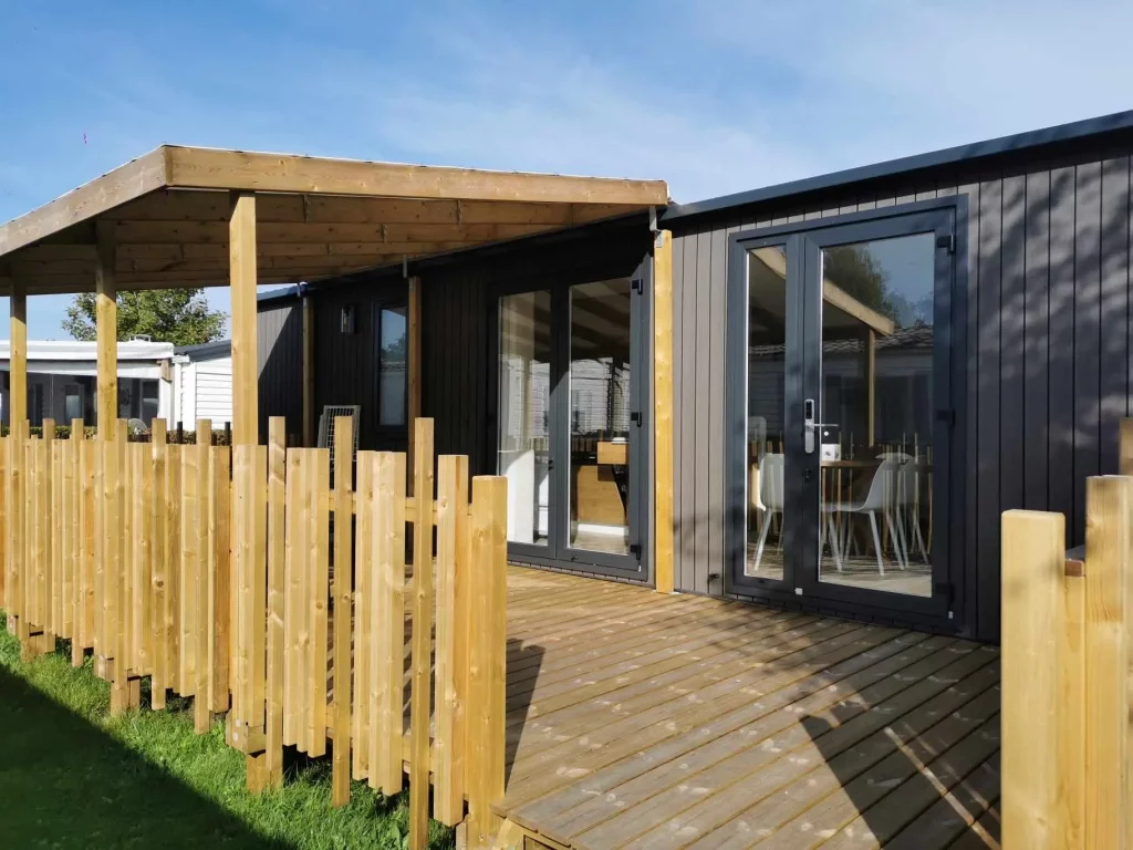Terrasse en bois d'une maison moderne.