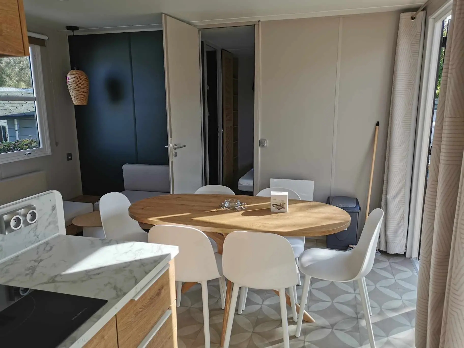 Intérieur lumineux avec table et chaises modernes