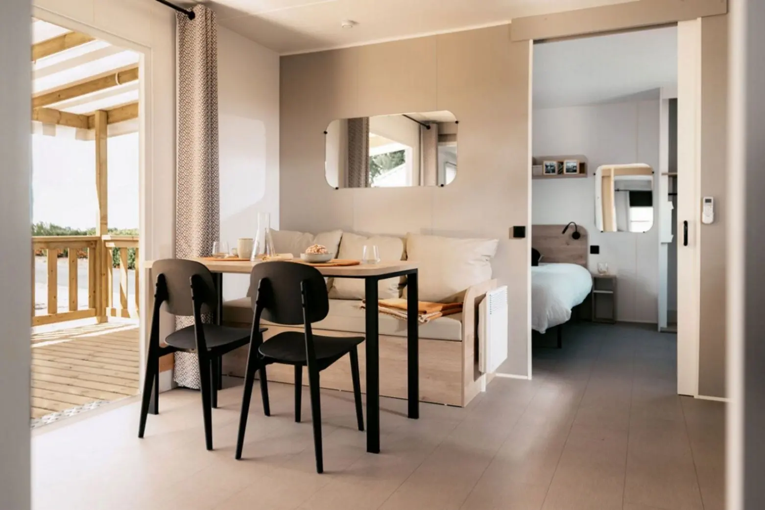 Intérieur moderne avec salon et salle à manger.